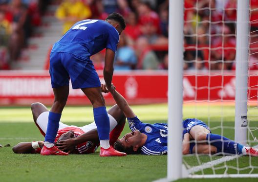NOTTINGHAM, ENGLAND - MAY 11: Taiwo Awoniyi of Nottingham Forest and Facundo Buonanotte of Leicester City go down with an injury during the Premier League match between Nottingham Forest FC and Leicester City FC at City Ground on May 11, 2025 in Nottingham, England. (Photo by Ed Sykes/Getty Images) Milenkovic e il Nottingham in ansia per Awoniyi: in coma dopo scontro col palo- immagine 2