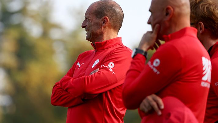 CAIRATE, ITALY - OCTOBER 08: Massimiliano Allegri Head coach of AC Milan looks on during an AC Milan Training Session at Milanello on October 08, 2025 in Cairate, Italy. (Photo by Giuseppe Cottini/AC Milan via Getty Images) Milan, la mano di Max e l’adrenalina di Zlatan: senza gol subiti… - immagine 1