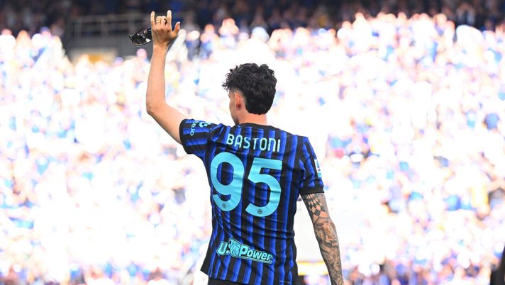 MILAN, ITALY - MAY 17: Alessandro Bastoni of FC Internazionale
cheers the fans after the Serie A match between FC Internazionale and Hellas Verona FC at Giuseppe Meazza Stadium on May 17, 2026 in Milan, Italy. (Photo by Mattia Pistoia - Inter/Inter via Getty Images) Mercato, QS: “Smentiscono ma Bastoni può davvero partire e l’Inter lo sostituirebbe con…” - immagine 1