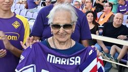 FOTO – Prima volta allo stadio a 100 anni: la Fiorentina celebra la signora Marisa