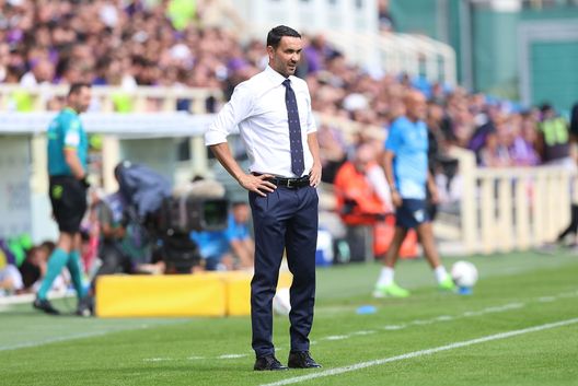 FLORENCE, ITALY - SEPTEMBER 22: Head coach Raffaele Palladino manager of ACF Fiorentina looks on during the Serie A match between Fiorentina and SS Lazio at Stadio Artemio Franchi on September 22, 2024 in Florence, Italy. (Photo by Gabriele Maltinti/Getty Images) Palladino cambia? La verità pare un’altra. Ancora la solita “nuova” Fiorentina- immagine 2