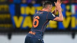 Frattesi applaude l’Inter ed esalta il gruppo con una pacca sulla spalla. Anzi due