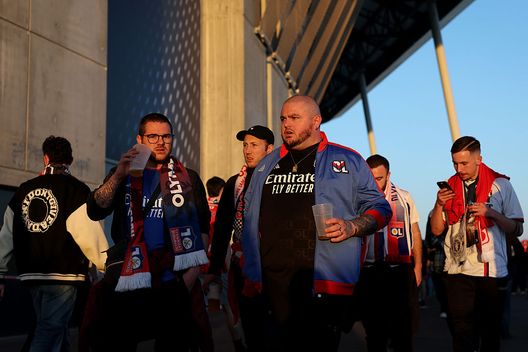 Decines-charpieu, Francia - 10 aprile 2025: Tifosi dell'Olympique Lione vanno verso lo stadio per l'andata dei quarti di finale di Europa League contro il Manchester United. (Foto di Michael Steele/Getty Images) Olympique Lione, Textor presente all’assemblea del club: la forte protesta dei tifosi- immagine 2