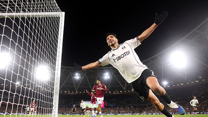 LONDON, ENGLAND - DECEMBER 27: Raul Jimenez of Fulham celebrates scoring his team's first goal during the Premier League match between West Ham United and Fulham at the London Stadium on December 27, 2025 in London, England. (Photo by Julian Finney/Getty Images) West Ham sempre più in crisi. L’appello di Espirito Santo: “Intervenire sul mercato per equilibrare la rosa” - immagine 1