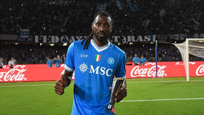 NAPLES, ITALY - AUGUST 30: Andre Zambo Anguissa poses with man of the match award after the Serie A match between SSC Napoli and Cagliari Calcio at Stadio Diego Armando Maradona on August 30, 2025 in Naples, Italy. (Photo by SSC Napoli via Getty Images) Buon anno da SOS Fanta! Ecco sei giocatori che si possono rilanciare al fantacalcio nel 2026- immagine 1