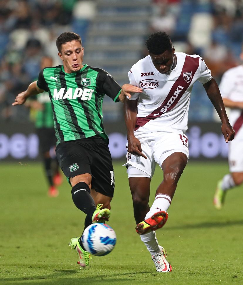 REGGIO NELL'EMILIA, ITALY - SEPTEMBER 17: Wilfred Singo (R) of Torino FC competes for the ball with Giacomo Raspadori (L) of US Sassuolo during the Serie A match between US Sassuolo and Torino FC at Mapei Stadium - Citta' del Tricolore on September 17, 2021 in Reggio nell'Emilia, Italy. (Photo by Marco Luzzani/Getty Images)