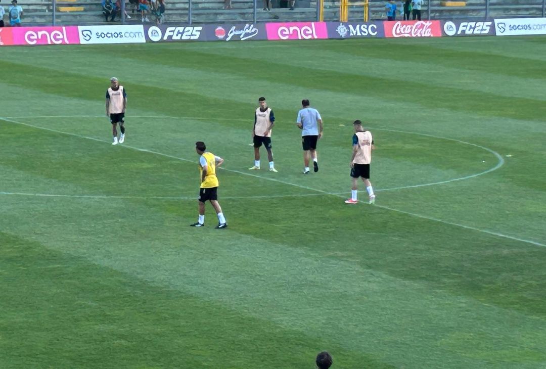 GALLERY Conte lavora sui movimenti della linea difensiva: fitto colloquio con Natan - immagine 4