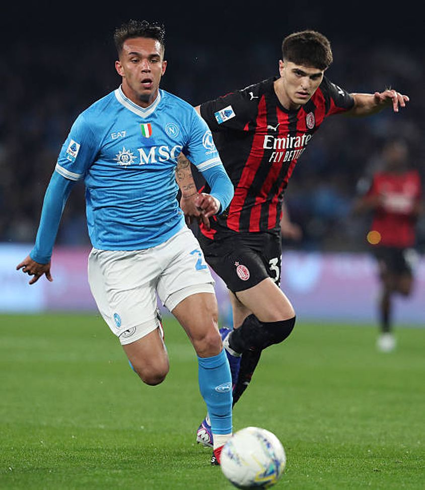 Il centrocampista brasiliano del Napoli #23 Santana Do Nascimento Giovane contrasta il difensore italiano del Milan #33 Davide Bartesaghi durante la partita di Serie A SSC Napoli vs AC Milan allo Stadio Diego Armando Maradona il 6 aprile 2026. (Foto di Carlo Hermann / AFP via Getty Images) Bartesaghi titolarità ritrovata contro il Napoli, ma ora cosa manca?- immagine 3