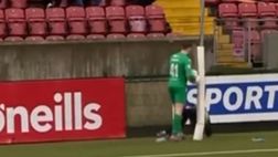 Shock in Irlanda del Nord: portiere aggredisce un giovane raccattapalle