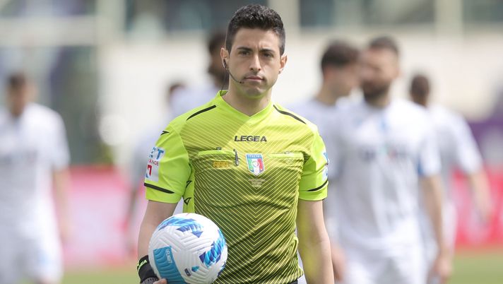 FLORENCE, ITALY - APRIL 03: Luca Massimi referee holds a ball during the Serie A match between ACF Fiorentina and Empoli FC at Stadio Artemio Franchi on April 3, 2022 in Florence, Italy. (Photo by Gabriele Maltinti/Getty Images) Arbitro Massimi in Fiorentina-Empoli