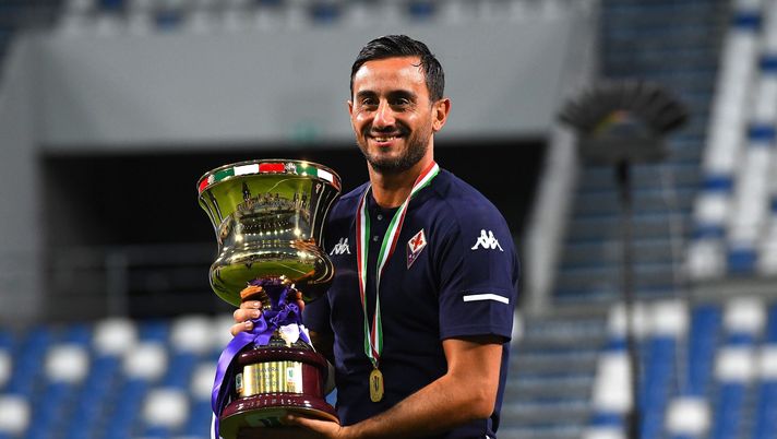 REGGIO NELL'EMILIA, ITALY - AUGUST 26: Alberto Aquilani head coach of ACF Fiorentina celebrates the victory with the trophyduring the Primavera TIM Cup Final match between Hellas Verona and ACF Fiorentina at Mapei Stadium - Citta' del Tricolore on August 26, 2020 in Reggio nell'Emilia, Italy. (Photo by Alessandro Sabattini/Getty Images) Pisa, ufficiale: Alberto Aquilani è il nuovo allenatore. L’annuncio e i dettagli - immagine 1