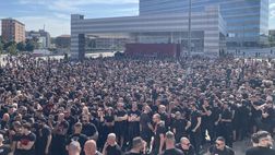 Curva Sud e altri tifosi, contestazione forte a Casa Milan: stima tra le 3mila e 5mila persone