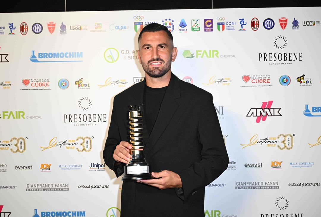 Premio Gentleman: l’attaccante Coda riceve il premio | FOTO