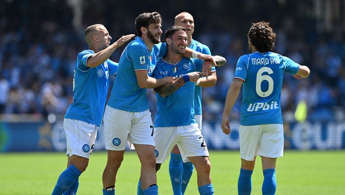 NAPLES, ITALY - APRIL 14: Matteo Politano of SSC Napoli celebrates after scoring his side first goal during the Serie A TIM match between SSC Napoli and Frosinone Calcio at Stadio Diego Armando Maradona on April 14, 2024 in Naples, Italy. (Photo by Francesco Pecoraro/Getty Images) (Photo by Francesco Pecoraro/Getty Images) Serie A, Mvp mese d’aprile: tra i candidati al premio anche un azzurro - immagine 1