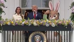 Trump ricorda Papa Francesco con un coniglio accanto: è polemica | VIDEO