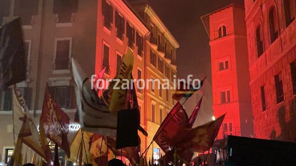 Festa Roma per i 98 anni: diecimila tifosi in corteo tra cori e bandiere – LIVE- immagine 2
