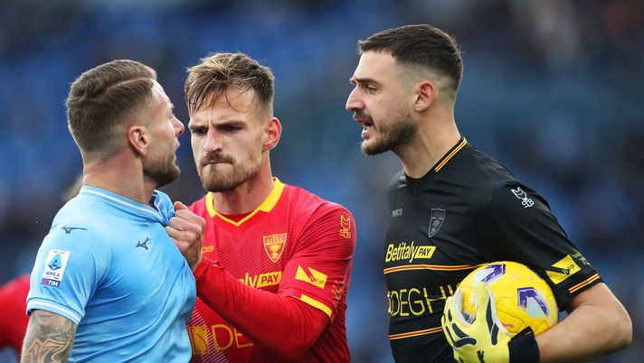 ROME, ITALY - JANUARY 14: Marin Pongracic of US Lecce grabs the shirt of Ciro Immobile of SS Lazio as Wladimiro Falcone of US Lecce shouts during the Serie A TIM match between SS Lazio and US Lecce - Serie A TIM at Stadio Olimpico on January 14, 2024 in Rome, Italy. (Photo by Paolo Bruno/Getty Images) Lazio-Napoli, anche Immobile salterà la sfida contro gli azzurri: il motivo - immagine 1