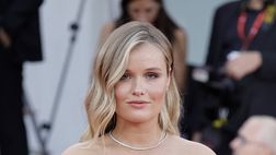 Lady de Jong col pancione sul red carpet a Venezia: “Qualcuno è pronto a…”