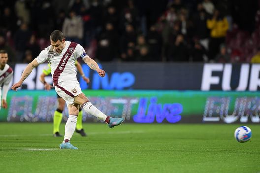 SALERNO, ITALY - APRIL 02: Andrea Belotti of Torino FC scores the 0-1 goal during the Serie A match between US Salernitana and Torino FC at Stadio Arechi on April 02, 2022 in Salerno, Italy. (Photo by Francesco Pecoraro/Getty Images)