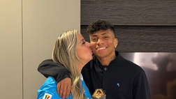 Alisson Santos festeggia il premio MVP e il primo gol con la famiglia – LA GALLERY