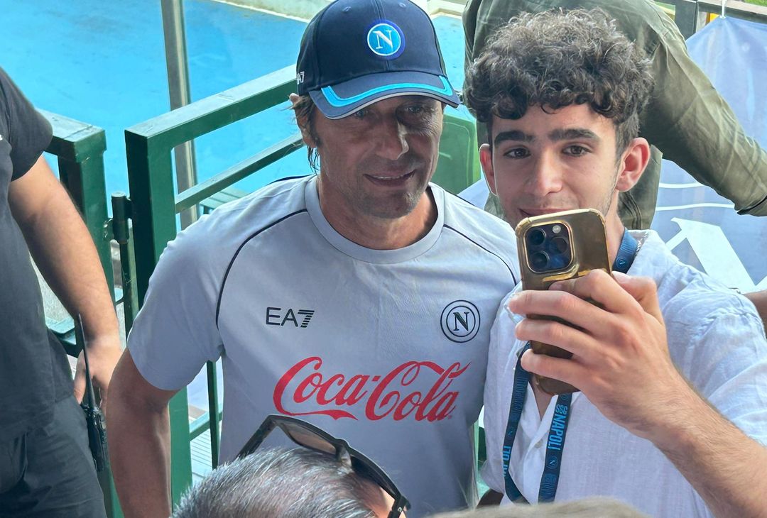 GALLERY Conte salta in tribuna tra il pubblico: selfie e scatti con i supporter- immagine 1