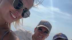 Zielinski torna a Napoli per un weekend: relax al mare con la famiglia