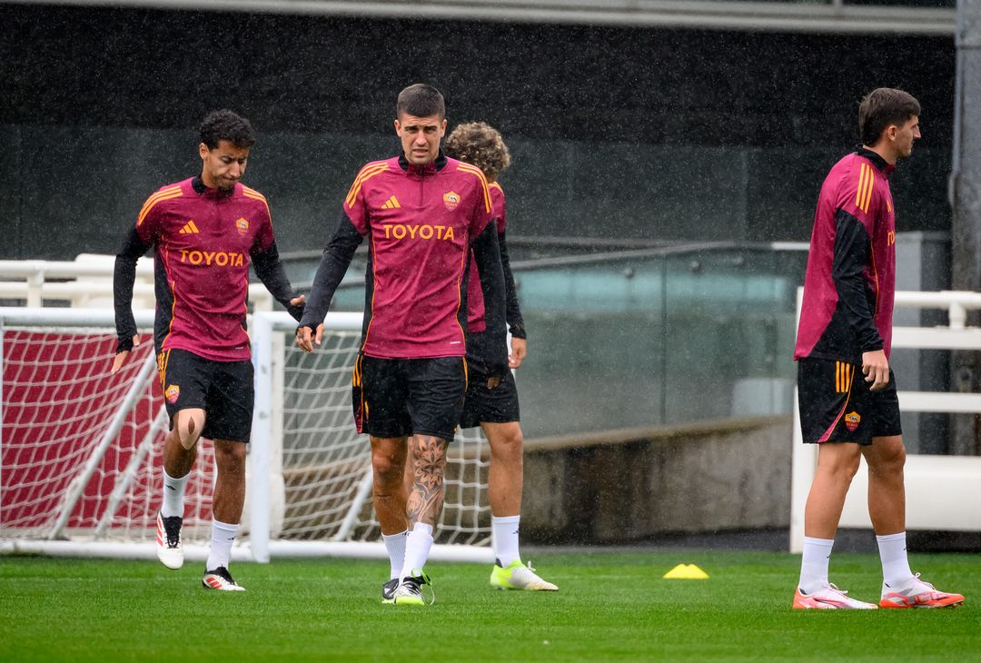 Roma, la seduta pomeridiana aperta ai tifosi al St. George’s Park – FOTO GALLERY - immagine 58