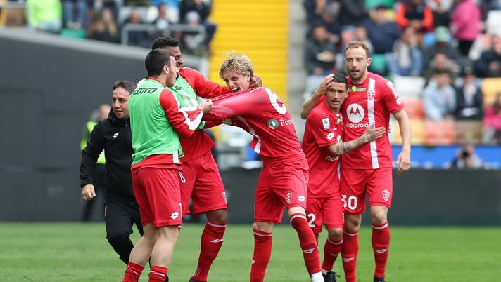 UDINE, ITALY - APRIL 08: Nicolo Rovella of AC Monza celebrates after scoring his team's second goal during the Serie A match between Udinese Calcio and AC Monza at Dacia Arena on April 08, 2023 in Udine, Italy. (Photo by Emmanuele Ciancaglini/Getty Images) Fiorentina, devi agire: così rischi di perdere due obiettivi in un colpo solo - immagine 1