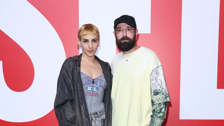 MILAN, ITALY - SEPTEMBER 20: Coma Cose attend the Diesel fashion show during the Milan Fashion Week Womenswear Spring/Summer 2024 on September 20, 2023 in Milan, Italy. (Photo by Pietro S. D'Aprano/Getty Images for Diesel) Coma_Cose a Sanremo 2025 con Cuoricini: il duo torna all’Ariston con un nuovo viaggio emozionale - immagine 1