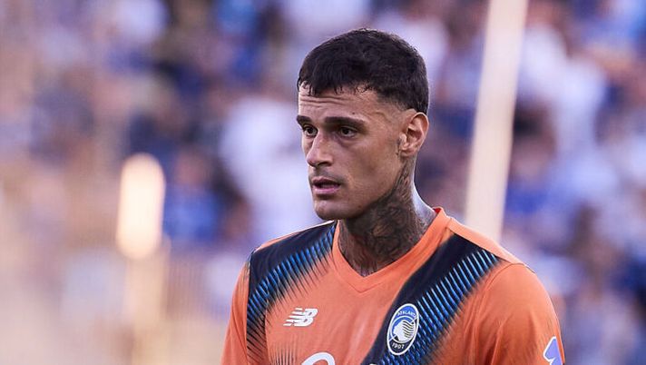 PARMA, ITALY - AUGUST 30: Gianluca Scamacca of Atalanta looks on during the Serie A match between Parma Calcio 1913 and Atalanta BC at Stadio Ennio Tardini on August 30, 2025 in Parma, Italy. (Photo by Emmanuele Ciancaglini/Getty Images) Atalanta, ottimismo Scamacca in vista della Lazio. Le ultime su Scalvini e Zalewski - immagine 1