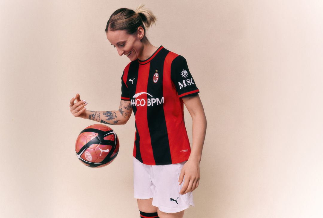 Nuova prima maglia AC Milan 2026-2027 PUMA (Fonte Milan) Nuova prima maglia AC Milan 2026-2027 PUMA (Fonte Milan)