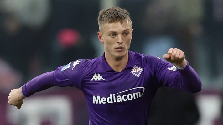 FLORENCE, ITALY - DECEMBER 8: Albert Gudmundsson of ACF Fiorentina in action during the Serie A match between Fiorentina and Cagliari at Stadio Artemio Franchi on December 8, 2024 in Florence, Italy. (Photo by Gabriele Maltinti/Getty Images) Da Firenze: “Gudmundsson, ieri seduta personalizzata: cosa filtra verso il Monza” - immagine 1