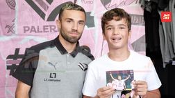 FOTO PALERMO: Federico Di Francesco scatta selfie con i tifosi allo store (GALLERY)