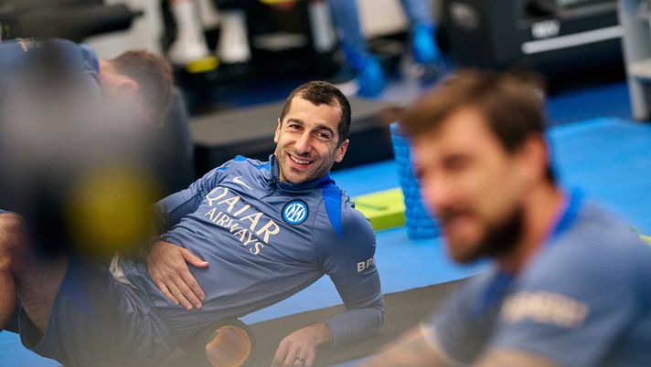 COMO, ITALY - NOVEMBER 18: Henrikh Mkhitaryan of FC Internazionale during the FC Internazionale Gym training session at the club's training ground BPER Training Centre at Appiano Gentile on November 18, 2024 in Como, Italy. (Photo by Mattia Ozbot - Inter/Inter via Getty Images) Mkhitaryan: “Ho due lauree e parlo 5 lingue. Niente parolacce e non uso il telefonino”- immagine 1