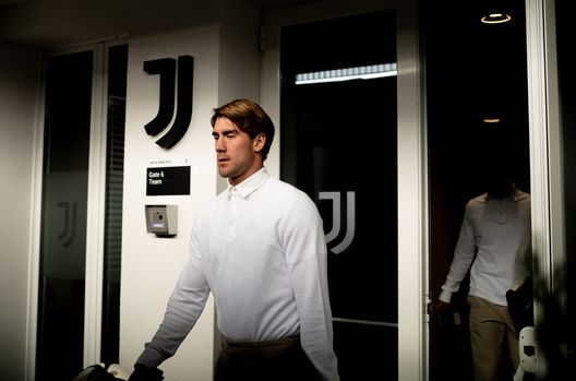 vlahovic-milan-decreto-contratti-otto-anni-ingaggio-cartellino-cifre-balzarini-trattativa-news