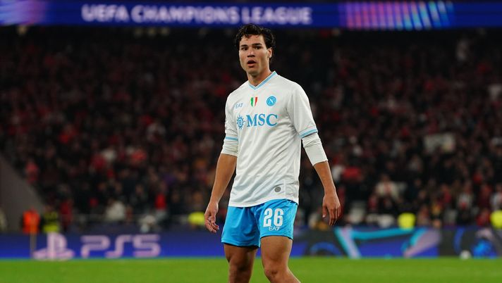 LISBON, PORTUGAL - DECEMBER 10: Antonio Vergara of SSC Napoli during the UEFA Champions League 2025/26 League Phase MD6 match between SL Benfica and SSC Napoli at Estadio da Luz on December 10, 2025 in Lisbon, Portugal. (Photo by Gualter Fatia/Getty Images) Udinese-Napoli, Vergara dal 1′? Conte prepara tre novità di formazione – Repubblica - immagine 1