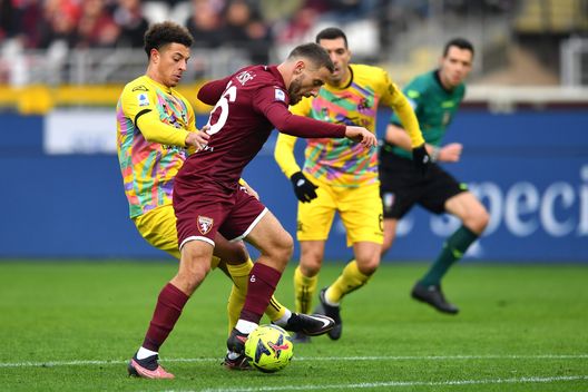 TURIN, ITALY - JANUARY 15: Nikola Vlasic of Torino FC is challenged by Ethan Ampadu of Spezia Calcio during the Serie A match between Torino FC and Spezia Calcio at Stadio Olimpico di Torino on January 15, 2023 in Turin, Italy. (Photo by Valerio Pennicino/Getty Images)