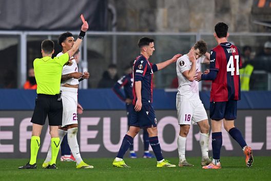 BOLOGNA, ITALY - FEBRUARY 26: L'arbitro Benoît Bastien mostra il cartellino rosso a Jacob Lungi Sorensen dell'SK Brann durante la partita di ritorno degli spareggi a eliminazione diretta della UEFA Europa League 2025/26 tra il Bologna FC 1909 e l'SK Brann allo Stadio Renato Dall'Ara il 26 febbraio 2026 a Bologna, Italia. (Photo by Alessandro Sabattini/Getty Images) Bologna Brann