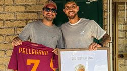Trigoria, l’abbraccio tra arte e Roma: Drugi regala un’opera a Pellegrini – FOTO
