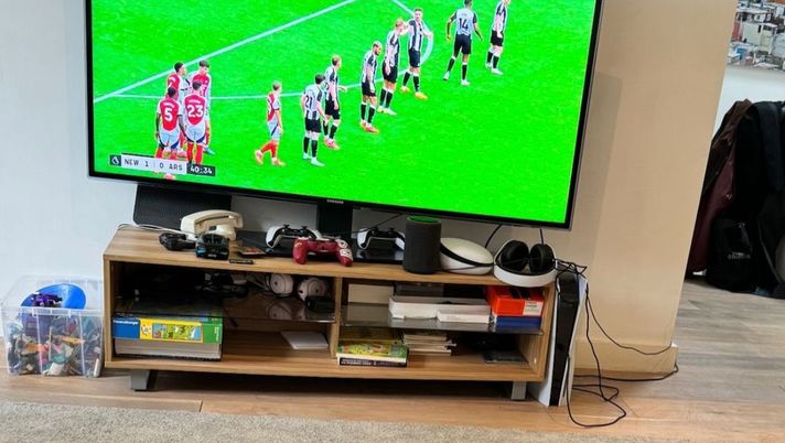 Calafiori cuore giallorosso: a casa spunta il controller della PS5 a tema Roma Calafiori cuore giallorosso: a casa spunta il controller della PS5 a tema Roma - immagine 1