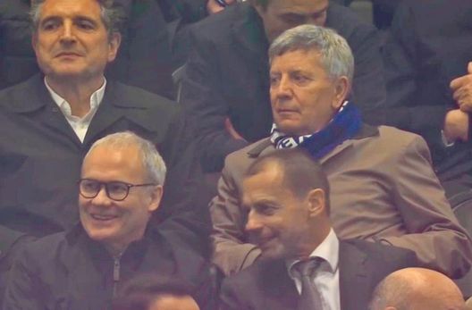 Simonelli e la sciarpa Inter, annientati i soliti ridicoli social: “Da tifoso Milan ha fatto capire…” Simonelli e la sciarpa Inter, annientati i soliti ridicoli social: “Da tifoso Milan ha fatto capire…” - immagine 1