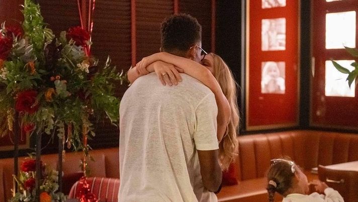 FOTO David Neres, proposta di matrimonio alla compagna Kira: “Ha detto sì!” - immagine 1