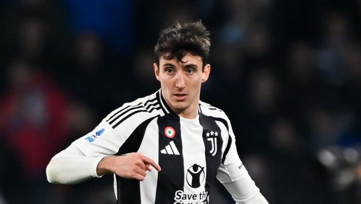 NAPLES, ITALY - JANUARY 25: Andrea Cambiaso of Juventus during the Serie A match between Napoli and Juventus at Stadio Diego Armando Maradona on January 25, 2025 in Naples, Italy. (Photo by Daniele Badolato - Juventus FC/Juventus FC via Getty Images) Agente Cambiaso: “Guardiola lo voleva, tutto vero sulle voci. La Juve spiegherà l’accaduto” - immagine 1
