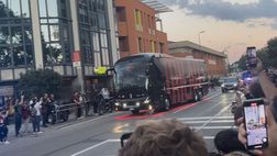 VIDEO – Milan-Lecce, pullman rossonero arrivato a San Siro | PM News