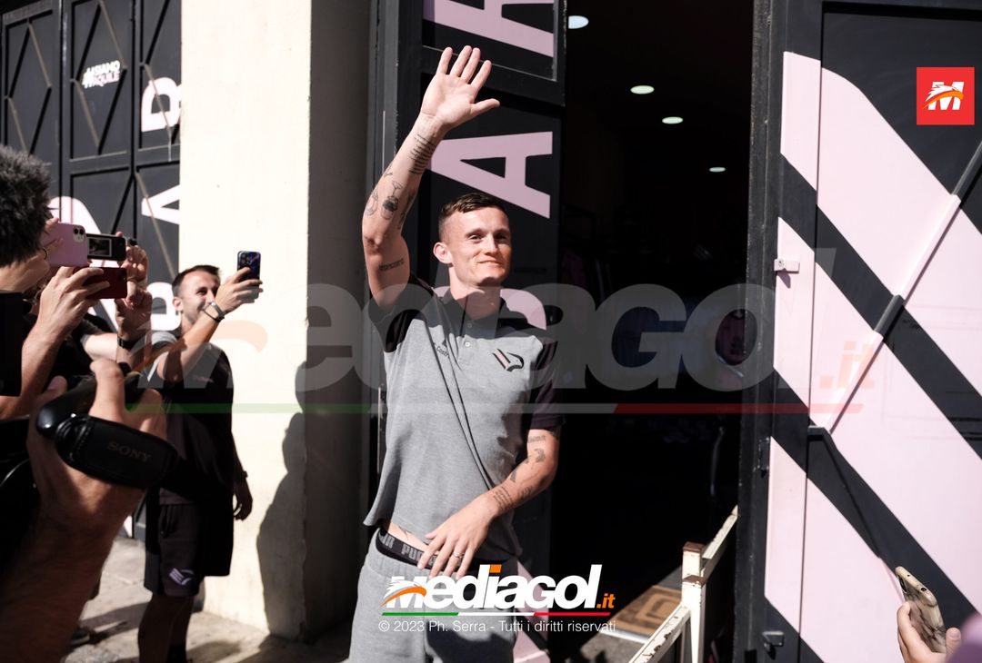 FOTO PALERMO: Liam Henderson incontra i tifosi allo Store Ufficiale (GALLERY) - immagine 11