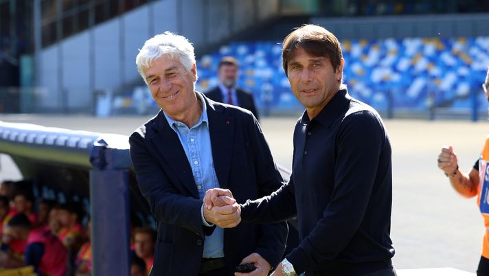 NAPLES, ITALY - NOVEMBER 03: Gian Piero Gasperini Atalanta head coach greets Antonio Conte Napoli head coach beforeg the Serie A match between Napoli and Atalanta at Stadio Diego Armando Maradona on November 03, 2024 in Naples, Italy. (Photo by Francesco Pecoraro/Getty Images) Roma-Napoli, Conte bestia nera di Gasperini: i precedenti tra i due tecnici – GdS - immagine 1