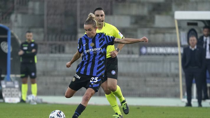 Sulla foto della maglia per il 125° Milan arriva il like…di una giocatrice dell’Inter - immagine 1