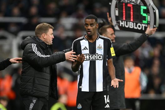 NEWCASTLE UPON TYNE, ENGLAND - DECEMBER 14: Eddie Howe, Manager of Newcastle United, gives Alexander Isak instructionsduring the Premier League match between Newcastle United FC and Leicester City FC at St James' Park on December 14, 2024 in Newcastle upon Tyne, England. (Photo by Stu Forster/Getty Images) Isak Newcastle