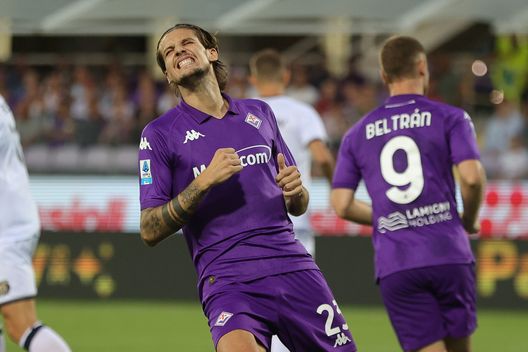 FLORENCE, ITALY - AUGUST 22: Andrea Colpani of ACF Fiorentina reacts during the UEFA Europa Conference League Play-Off 1st leg match between Fiorentina and Puskas Academy at Stadio Artemio Franchi on August 22, 2024 in Florence, Italy. (Photo by Gabriele Maltinti/Getty Images) La macchina è diesel ma non Ferrari. Da Quarta a folle, ora 3 marce dal mercato- immagine 2