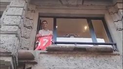 Milan, i tifosi acclamano Morata: e lui sventola la ‘7’ rossonera | PM Video